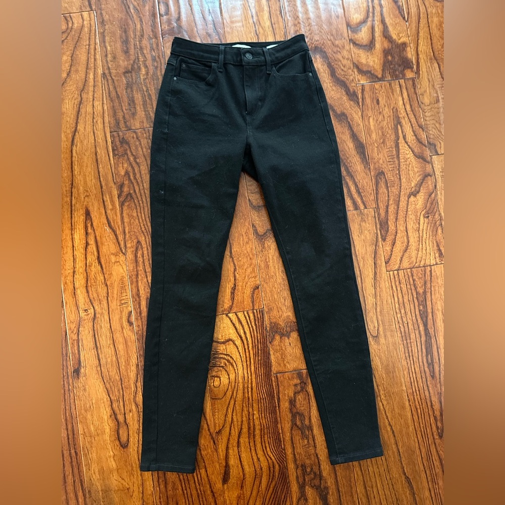 Women’s guess 1981 skinny jeans in black size 26